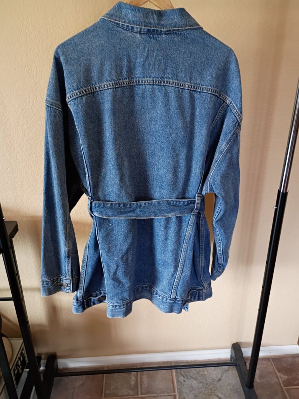 NWOT Levi's Oversized Belted Dolman Trucker Denim Jacket XL - Picture 2 of 6